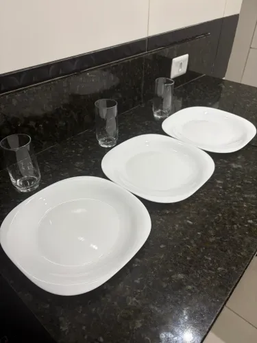 Conjunto pratos e copos 