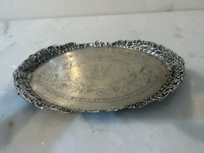 Bandeja em metal trabalhada