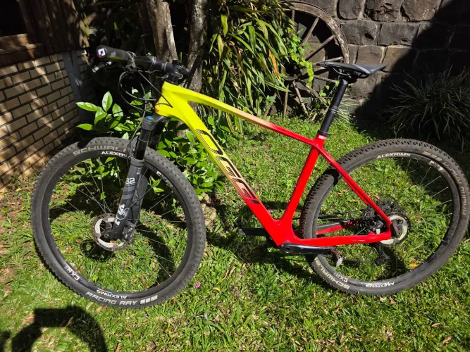Bicicleta Oggi Agile pro. Quadro de carbono tamanho 19.