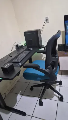 Mesa gamer com rgb, uma linda cadeira e computador