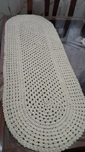 Caminho de mesa feito em crochê