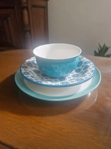 Conjunto de dois pratos e uma tijela verde. Quatro conjuntos disponíveis. 