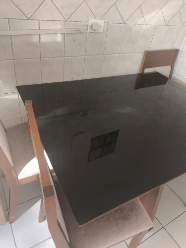 Mesa de vidro com 4 cadeiras seminovos 
