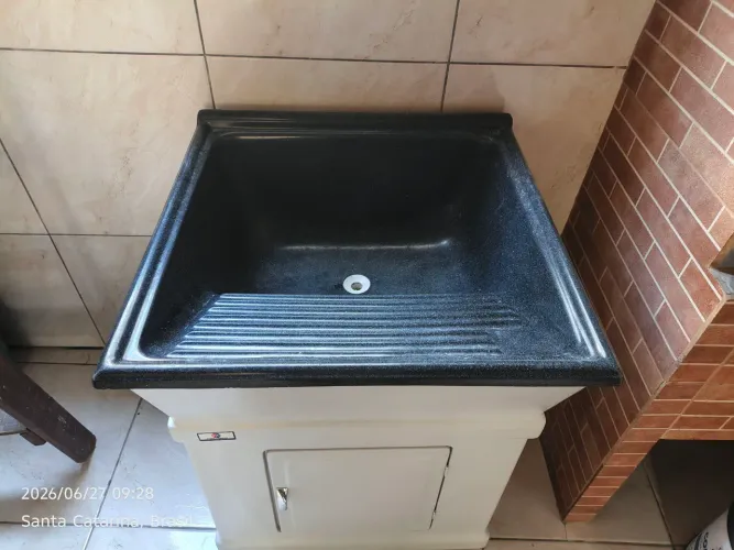 Vendo, esse lavabro pouco tempo usado está em estado de novo