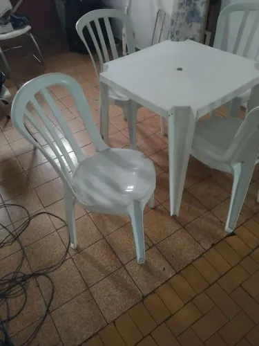 Mesa de plástico com 04 cadeiras