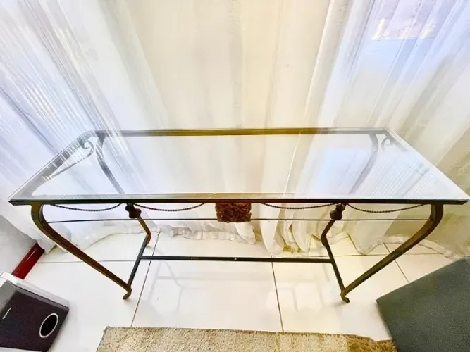 APARADOR DE FERRO DOURADO COM VIDRO