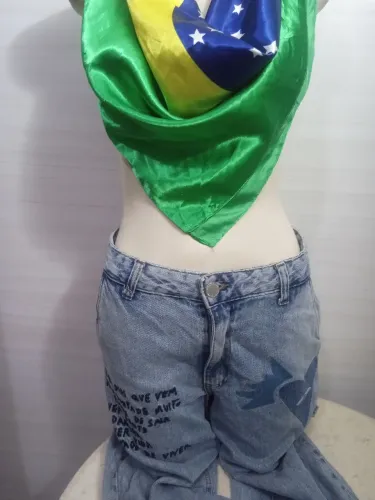 CALÇA JEANS RETA, COLLAB JOÃO INCERTI + RIACHUELO. BORDADOS ESTILOSOS NA PEÇA, ALGODÃO .