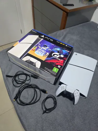 PlayStation 5 Slim Digital + 1 controle + Astrobot (NF/ SEM MARCAS SE USO)
