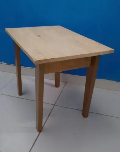 Mesinha de centro artesanal em madeira, com 61 x 40 x 47 cm