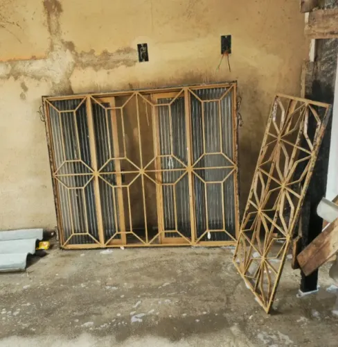 Três Janelas de vidro reforçadas com grade de ferro