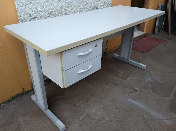 Mesa para escritório,.em excelente estado de conservação!