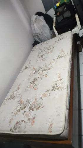 Cama de madeira maciça com colchão. Praticamente novo.