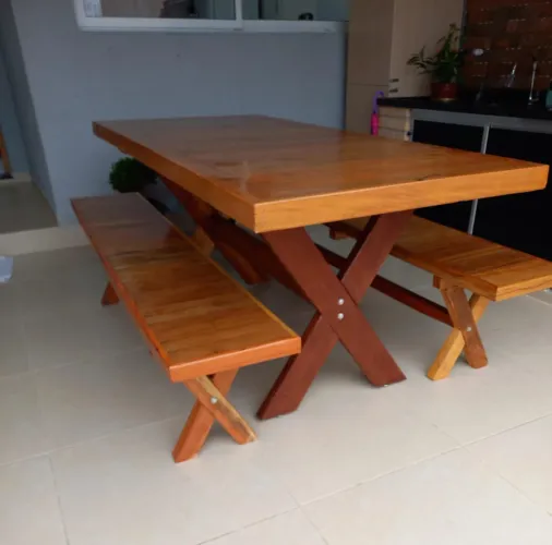 Mesa de madeira com bancos