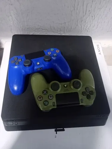 Ps4 1 terá 2 controles originais