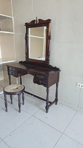Penteadeira de móveis antigos em perfeito estado