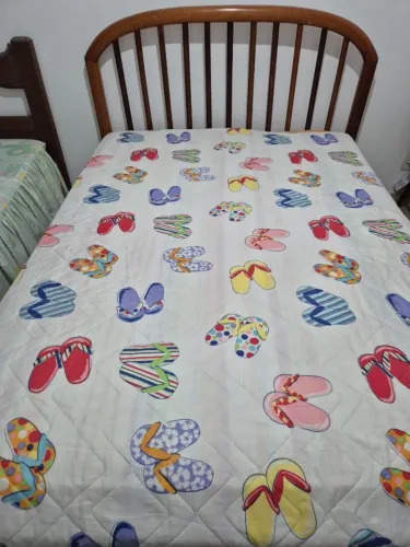 Cama de Casal em Madeira Maciça com Cabeceira Ripada.