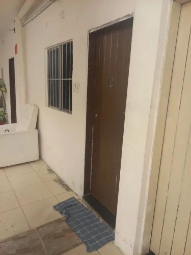 Aluga-se quarto com banheiro