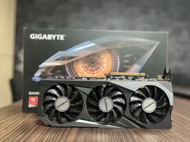 rx 6800 16GB gigabyte oc muito nova