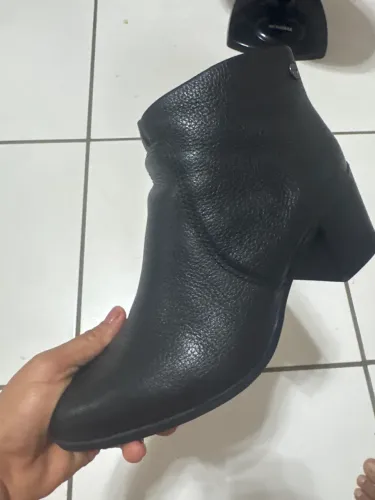 Bota feminina em couro marca Botero