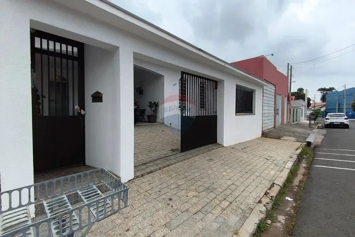 Casa com 4 quartos sendo 1 na edícula. E aceita permuta por outro imóvel Por 549 mil em It
