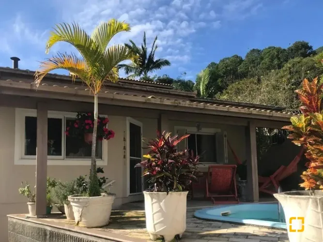 CASA RESIDENCIAL - 3 DORMITÓRIOS - TERRENO DE 357m² - BARRA DA LAGOA - FLORIANÓPOLIS