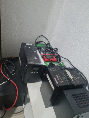 Vende-se 6 baterias. E 4 No Break preço promocional Pouquíssimo tempo de uso.