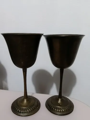 Taças antigas, em metal par