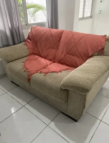SOFÁ RETRÁTIL 2 LUGARES ? BEGE (com manta de brinde!)
