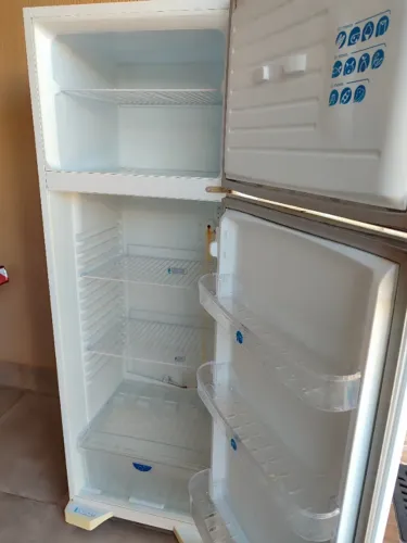 Geladeira  2 portas 337 litros.R$ 550,00. *.