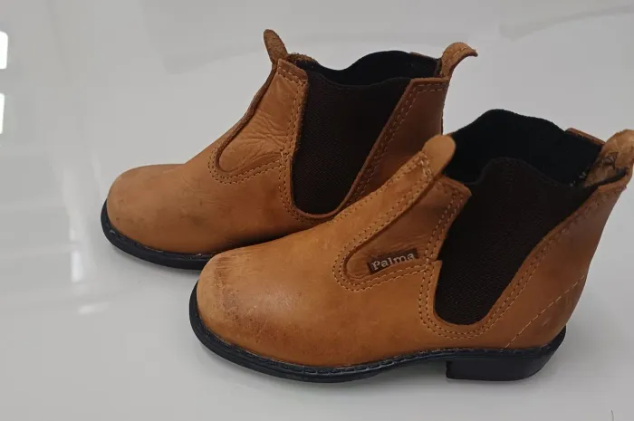 Bota infantil número 24 ( couro)
