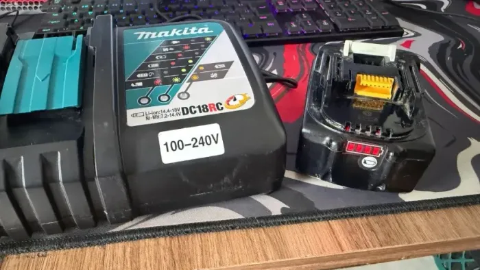 Carregador makita + 2 baterias 5 ah