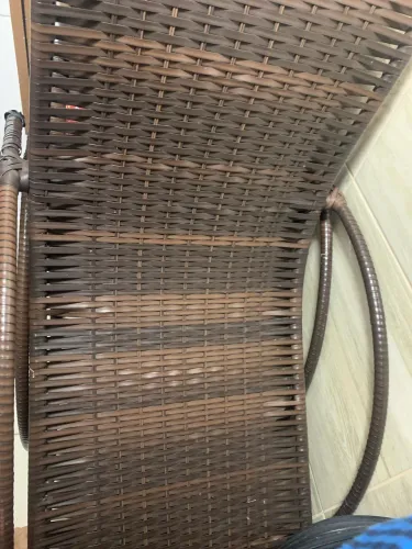 Duas espreguiçadeira de piscina e uma mesinha.