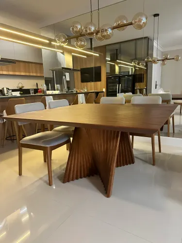 Mesa quadrada 1,50x1,50m de madeira maciça maravilhosa