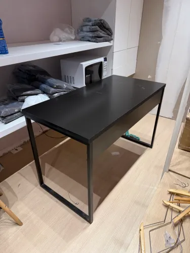 Mesa com tampo em madeira e pés em serralheria para escritório