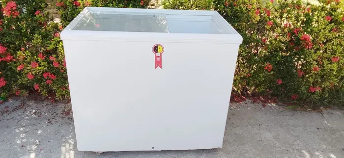 Freezer horizontal com defeito pra vender logo