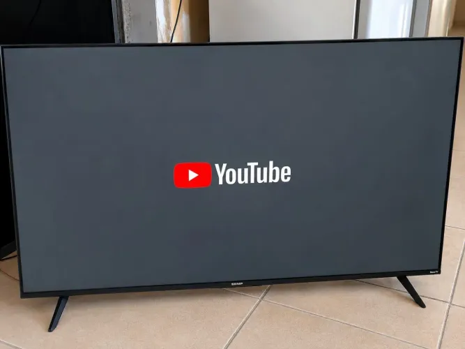 TV SMART 50 polegadas 4k Bluetooth, acompanha pezinho e controle. 1.500 R$
