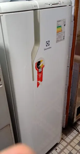 Vendo geladeira Electrolux RE31 semi nova não entrego apenas 800$