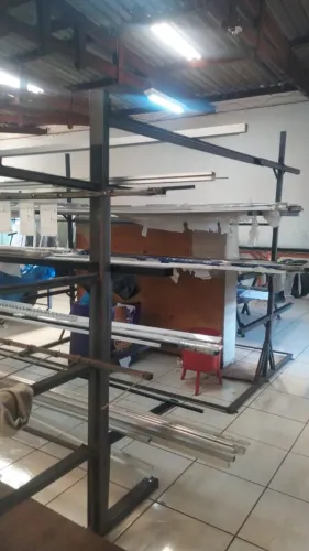Prateleiras de ferro 