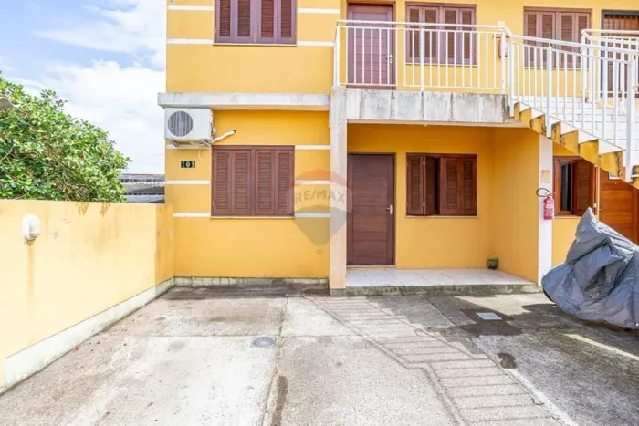 Excelente apartamento térreo de 2 dormitórios com pátio nos fundos em Cachoeirinha!