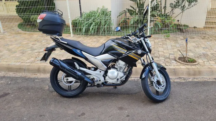 Yamaha Fazer 250 2010/2011 - Apenas 82k km - Completa + Baú + 2 Capacetes + Travas