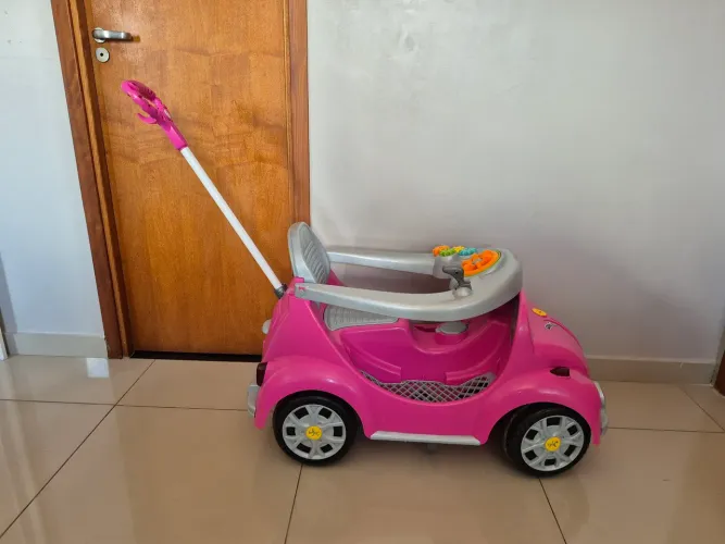 Carrinho de passeio Fusquinha rosa
