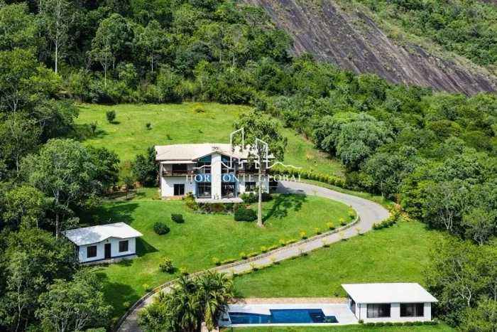 Casa de Alto Padrão com 5 Suítes, Piscina e Vista Panorâmica em Samambaia, Petrópolis