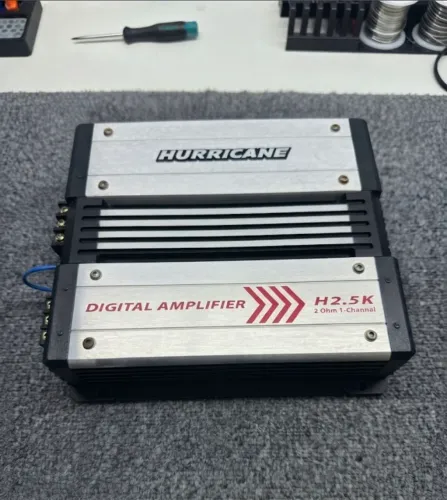 Hurricane Digital 2500 RMS 1 canal.