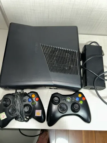 Xbox 360 Slim com defeito no leitor de disco + 2 controles originais - Leia a descrição