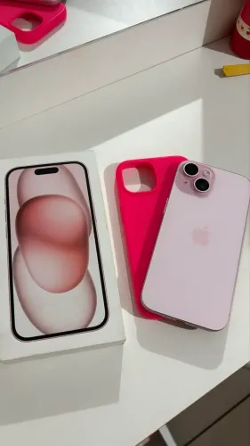 ? VENDO IPHONE 15 ROSA - 128 GB ? ? R$ 3.000 ? Apenas 97% de saúde da bateria