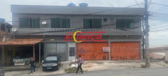 Sobrado com casas alugadas e Salão comercial.