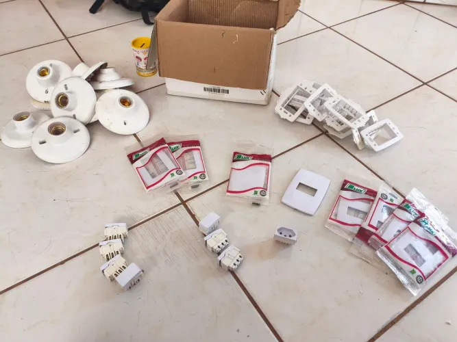 Kit acabamentos elétricos, interruptor, espelho, suporte, tomada, etc - novo e usado