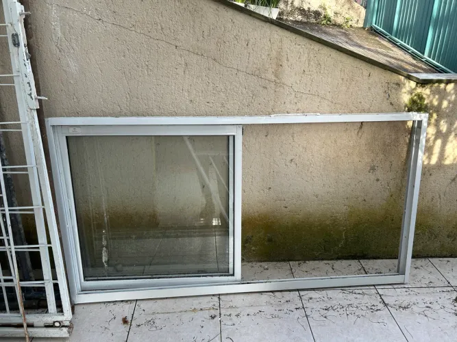 Janela de alumínio com esquadria + grade de ferro