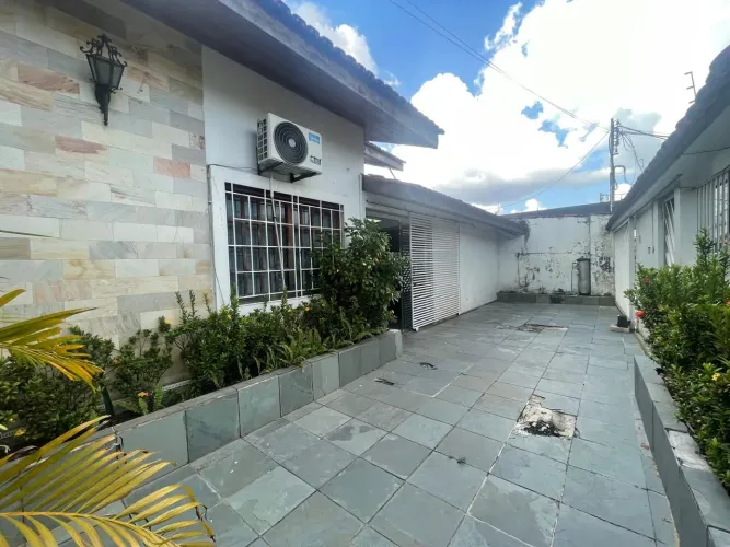 Casa 4 Dormitórios 500m2. Vieiralves.