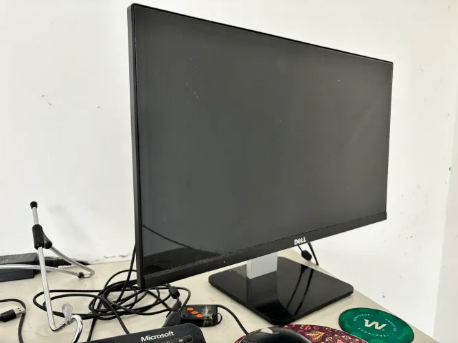 Monitor Dell 24" S2440L - Tela Trincada (Para Peças ou Uso Parcial)